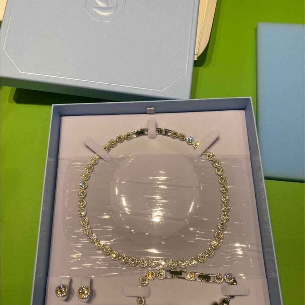 Elegant Jewelry Set with Crystals